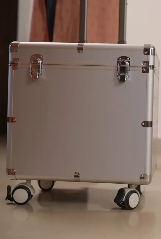 Front view of teeth cleaning portable unit